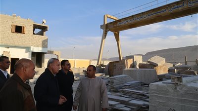محافظ قنا يتفقد عدد من المصانع بمنطقة 