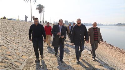 محافظ قنا يتابع أعمال إصلاح الهبوط الجزئي بطريق طراد النيل 