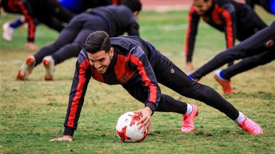 طبيب الأهلي: الأشعة تحدد موعد انتظام وليد أزارو في برنامجه العلاجي