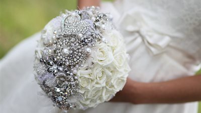 أنا اللي هاخده الأول .. بوكيه ورد يقلب الفرح مشاجرة !