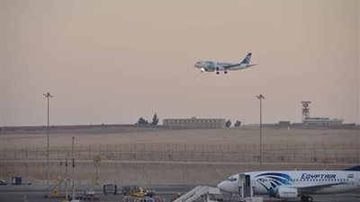 مصر للطيران: تحويل مسار رحلة نيويورك لإنقاذ حياة راكب