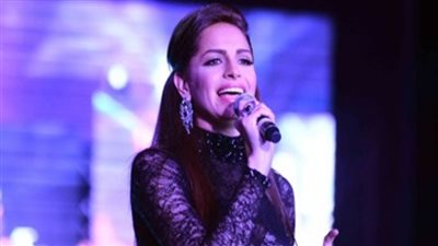 فيديو| تعرف على كلمات أغنية عايشين لـ أمال ماهر 