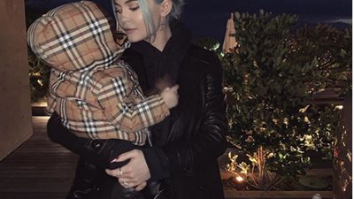 يا بنت المحظوظة..حبيب كايلي جينر يهدى ابنتها كرسي ب2 مليون دولار