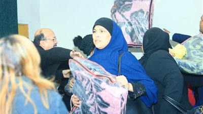 حياة كريمة| مستقبل وطن يوزع 1000 بطانية بحي الجمالية في القاهرة