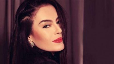 صور| شريهان تهزم برد الشتاء بالأحمر