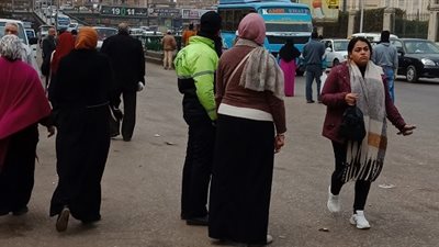 صور.. البرد لم يمنع طلاب الإعدادى والثانوى من الذهاب للإمتحان مبكرًا