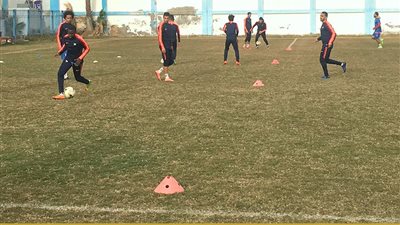 المريخ البورسعيدى يواصل استعدادته للشواكيش رغم برودة الطقس 