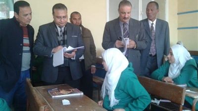 صور.. طلاب الصف الأول الثانوي ببني سويف يؤدون امتحان مادة الأحياء بنظام أوبن بوك