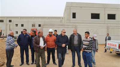 صور.. جولة تفقدية لمحافظ قنا بالمنطقة الصناعية بقفط