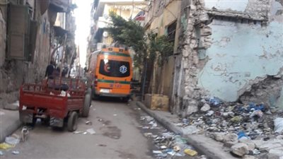 وضع حواجز حديدية حول عقار في الإسكندرية قبل إزالته