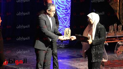 صور.. وزير الآثار يكرم نادية لقمة بعيد الأثريين الـ 13 بدار الأوبرا المصرية