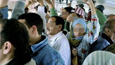 عيب على سنك يا حج.. لن تصدق ماذا فعل عجوز بفتاة داخل الاتوبيس!