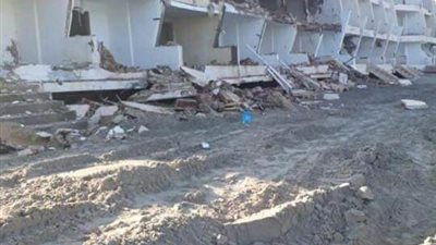 صور.. الأجهزة التنفيذية تهدم كبائن المنتزه بالإسكندرية 