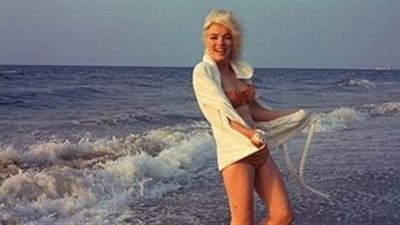 حكاية صورة .. نجمة الإغراء الشهيرة بالبكيني على أحد شواطئ أمريكا