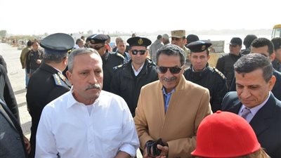 محافظ الإسماعيلية يقود حملة لإزالة التعديات على طريق البلاجات وبحيرة الصيادين