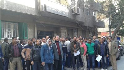 صور.. 150 من عمال مصنع سيراميكا مدريد ينظمون وقفة احتجاجية ببني سويف 