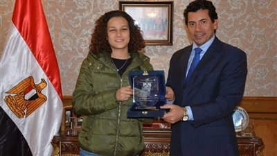 صور.. وزير الرياضة يستقبل منة طارق ويكرمها