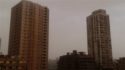 صور| عاصفة رملية شديدة تضرب الجيزة 