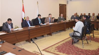 صور|  محافظ بني سويف يستجيب لاستغاثة مواطن لعلاج ابنتيه المريضتين