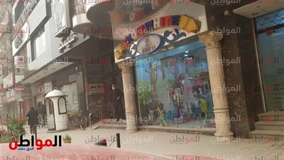 عاصفة رملية توقف حركة الأسواق.. المحال تغلق أبوابها والمواطنين داخل منازلهم 