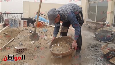 صور | فامشوا في مناكبها .. عامل يقاوم العواصف الرملية عبر مونة الأسمنت