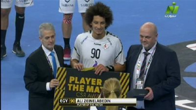 علي زين لاعب منتخب مصر لكرة اليد يهدي جائزة الأفضل لحارس المرمي
