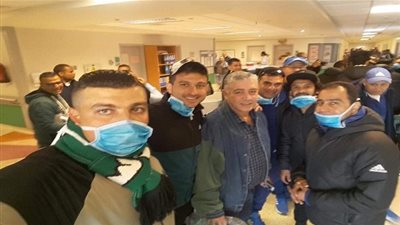 محمد عمر يزرو مستشفي السرطان مع لاعبي الاتحاد 