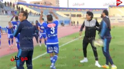 صور.. لاعبو أسوان يحتفلون مع الجماهير بالفوز على بني سويف
