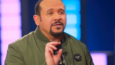 فيديو| هشام عباس يقلد يوسف وهبي