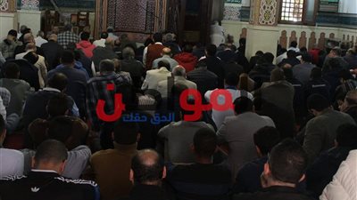 صور.. أهالي العجمي يؤدون صلاة الجمعة بمسجد الفتح