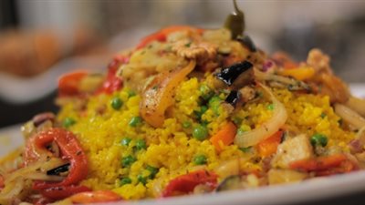 لو محتارة .. اعرفي طريقة عمل أرز بالزعفران والخضار المشوي اللذيذ