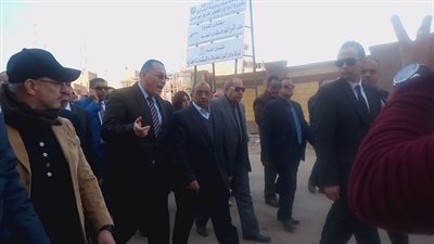صور.. وزير التنمية المحلية يتفقد كوبري شرويدة بالزقازيق