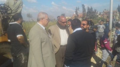 رئيس الحسينية بالشرقية يتابع أعمال رصف الطرق