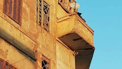 صور.. إخلاء عقار آيل للسقوط بالبحيرة