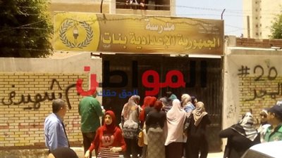 صور| أولياء أمور طلاب البحيرة ينتظرون ذويهم أمام لجان الشهادة الاعدادية 2019