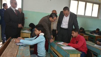صور.. محافظ الشرقية يتفقد لجان امتحانات الشهادة الإعدادية 2019