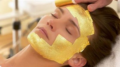 اصنعي قناع ذهب بنفسك في البيت من غير تكاليف