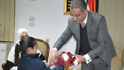 صور.. أطفال المدرسة البريطانية يزورن محافظ سوهاج بالديوان العام