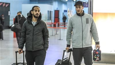سفير مصر في الجزائر ووفد من المقاولون يودعون الأهلي بمطار هواري بومدين