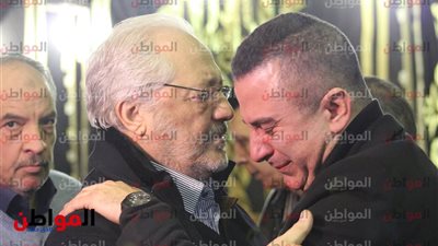 صور| انهيار أحمد سعيد عبد الغني في أحضان خالد زكي خلال عزاء والده 