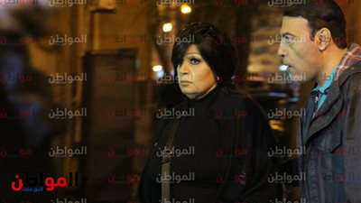صور| فيفي عبده تقدم العزاء في الفنان سعيد عبد الغني 