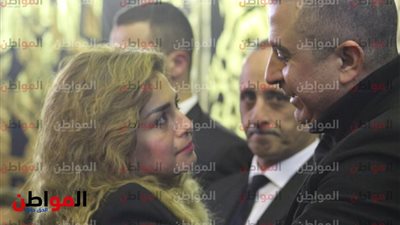 صور| منة فضالي تواسي أحمد سعيد عبد الغني فى عزاء والده 