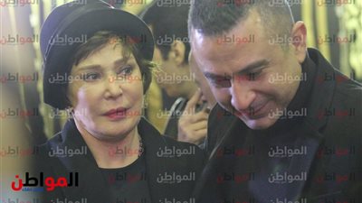صور| لبلبة تواسي أحمد سعيد عبد الغني بعينين دامعتين 