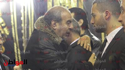 صور| فكرى صادق ونجله يقدمان العزاء فى سعيد عبد الغني 