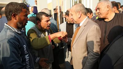 محافظ كفرالشيخ يلتقى بأهالي قرية دمنكة وإنذار لمسئولي الصرف الصحي