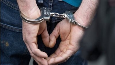 السيطرة على عاطل يتاجر في الأقراص المخدرة بالخصوص 