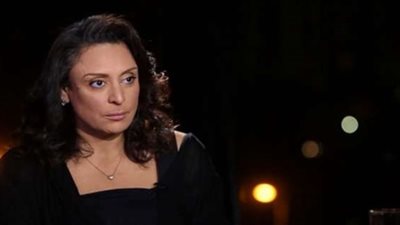 فيديو.. منى العراقى تلحق سائق سيارة نقل بدراجة بخارية  