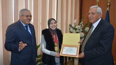 محافظ الدقهلية يكرم الكابتن أمل توفيق ابنة السنبلاوين