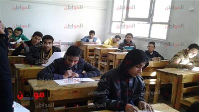 طلاب أولى ثانوى يؤدون اليوم امتحان التاريخ فى التجريبية 