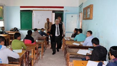 صور.. وكيل تعليم البحيرة يتفقد امتحانات الشهادة الاعدادية 2019 بالكوم الاخضر